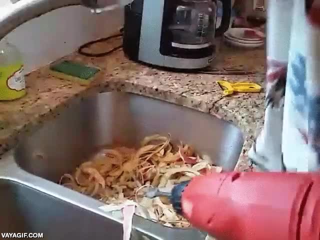 Un destornillador eléctrico, un pelapatatas y a pelar manzanas en cuestión de segundos pelar,manzana,dar vueltas,ingenio,buen truco