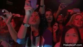 localizar,encontrar,tipico padre,acompañar,acompañante,hija,concierto