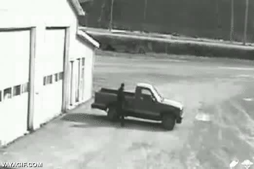 se sale,ladron,pistola,robar,a punta de pistola,marchas manuales,no saber conducir,fail