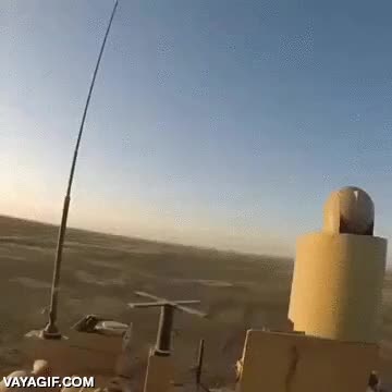 ¿Veis la explosión al fondo? Pues esperad... Esperad... Esperad... ¡Ahí viene! onda expansiva,fuerza,explosion,no sé si nuclear,muy potente,explotar