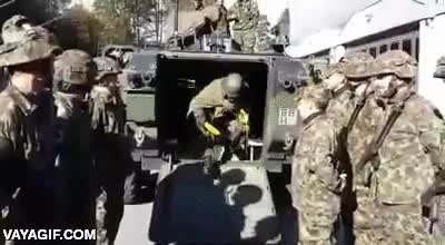 Creo que este pelotón militar tiene un lado friki muy divertido lado friki,star wars,darth vader,mascara anti-gas,usa la fuerza,emperador,ejercito,soldados