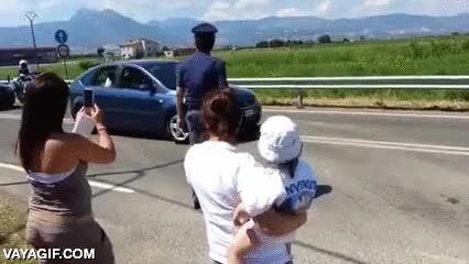 buen gesto,papa francisco,saludar,bendecir,no soy religioso pero este hombre es diferente a todo lo conocido,ni&ntilde;o,no me har&aacute; creer en dios pero restaura un poco mi fe en la humanidad