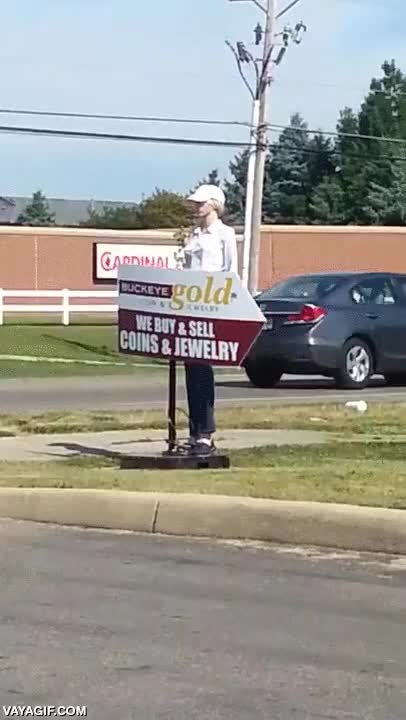 en este caso tiene sentido,anuncio ambulante,anunciador,dar vueltas,maniqu&iacute;,robot