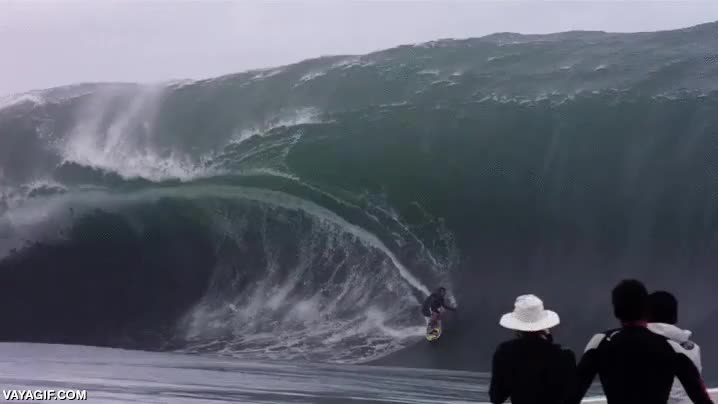La naturaleza te permite jugar con ella, pero no olvides la facilidad con la que podría destrozarte surf,ola gigante,surfista,imagina surfear eso,potencia,fuerza de la naturaleza,mar,oceano