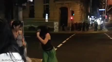 policia,australiana,bailar,gente borracha,buen rollo