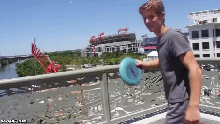 frisbee,lanzar,puente,atrapar,propulsion,chorro,agua,buen pase