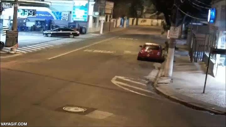 poste,luz,chocar,llevarse por delante,accidente,coche,autobus