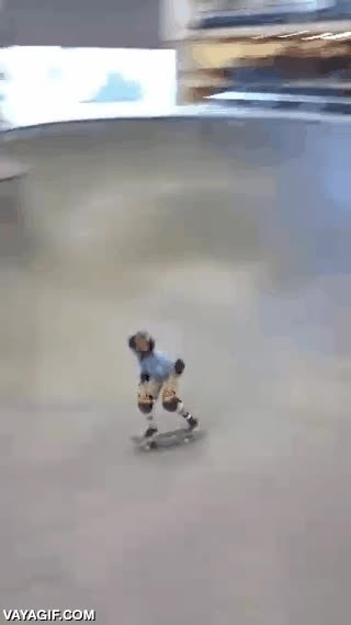 Este joven skater se marca un 900º como si tal cosa, menudo crack llegará a ser skater,niño,skatepark,joven promesa,monopatin,tony hawk reencarnado sin haber muerto