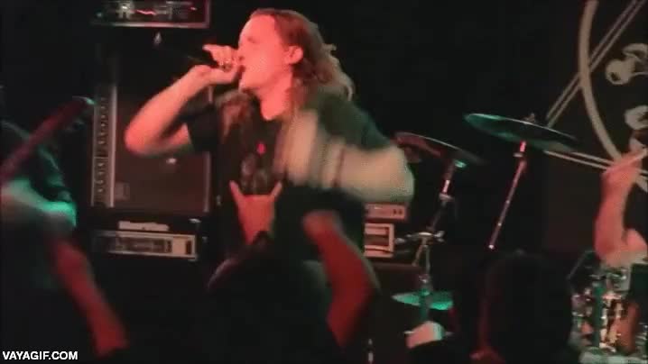 ayudar,llaves,sin parar el concierto,buen servicio,vocalista,bien hecho,death pit