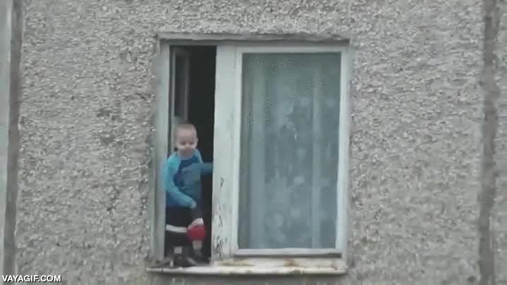 padres muy responsables,ni&ntilde;o,octavo piso,asomado,cornisa,ventana,de pie
