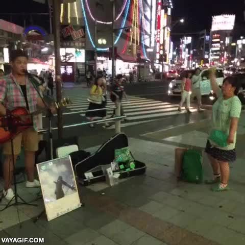 conciertos,guitarrista,cantante,callejero,fan numero 1,aplaudir con mucha efusividad,es su madre fijo