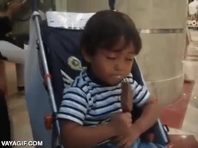 helado,sue&ntilde;o,comer,dormir,carrito,ni&ntilde;o,todo a la vez