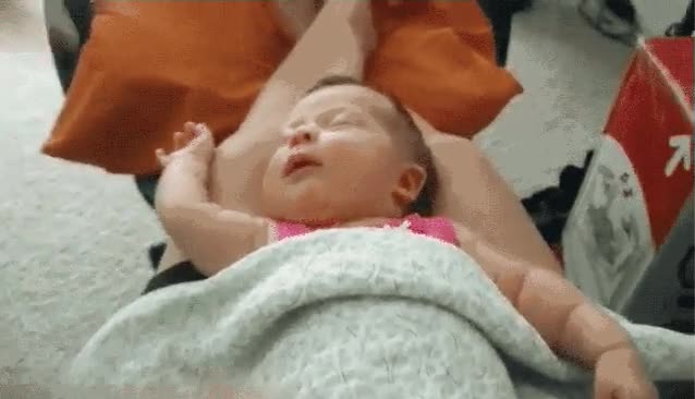 cortocircuito,son como palancas,bebe,ni&ntilde;o,dormir,levantar la mano