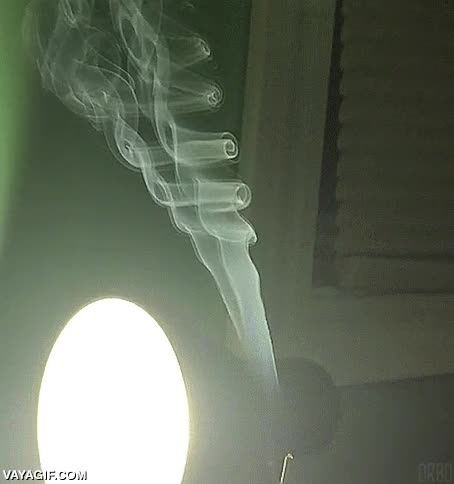 El movimiento ondulatorio del humo puede llegar a ser muy hipnótico relajante,humo,incienso,curvas,ondas,ondulatorio