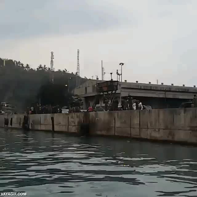 flotar,anfibio,tanque,carro de combate,saltar,al agua,no se hunde