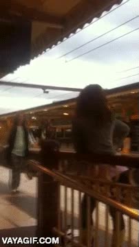 pelea,callejera,liarla,patada,resbalar,fail,empujar,no s&eacute; bien qui&eacute;n es m&aacute;s culpable