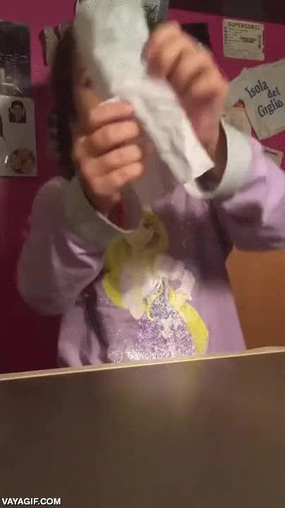 Esta adorable niñita ha aprendido un truco de magia muy adorable también cosas que se les enseña a los niños,niña,truco de magia,pañuelo,hacer desaparecer,peineta