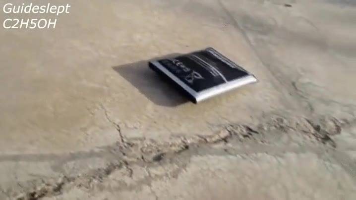 vale que darle martillazos no es lo normal,bater&iacute;a,romperse,incendiar,sustancia inflamable,samsung