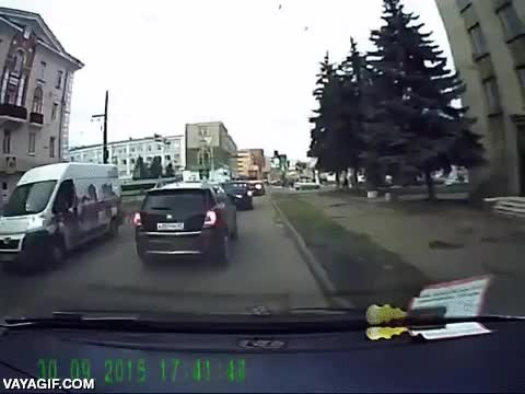 adelantar,golpe,involutario parece,sin querer,chocar,fail,accidente,volcar,coche