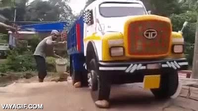 camion,echar agua,rociar,mojar,perspectiva,efecto optico,enga&ntilde;ar