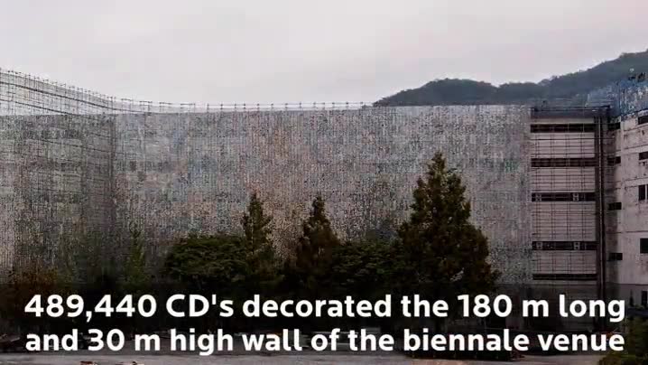 decoración,cd's,luz,iluminación,30 metros de alto,medio millon de discos