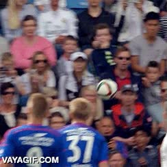 balonazo,gradas,móvil,en toda la cara,melena al viento,sorpresa