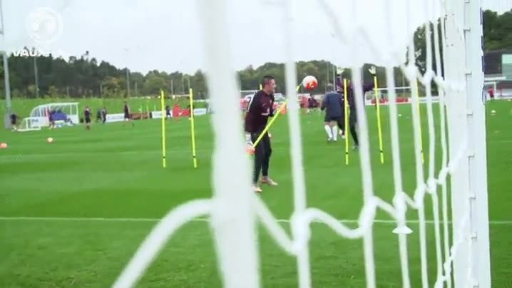 portero,entrenador de porteros,muy dificil que pase algo así,pinchar,pelota,palos