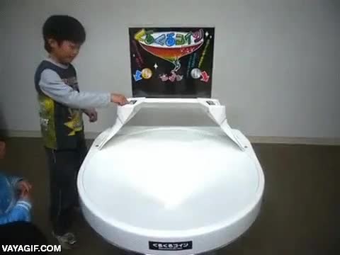 La emoción de estos niños en esta máquina de monedas giratorias no tiene precio asiaticos,emocion,maquina tragaperras,monedas,girar,vortex,embudo
