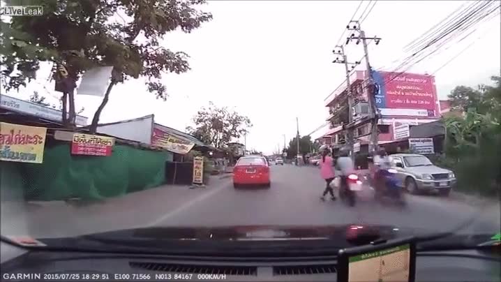 El motorista con mejores reflejos de la historia debe ser este tío motorista,esquivar,le ha podido afeitar la barba,mujer,atropellar,reflejos,salvarse por poco