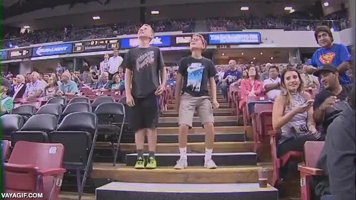 no es el caso,bailar,descanso,partido,publico,ni&ntilde;os,uno lo tiene,el otro no,gradas