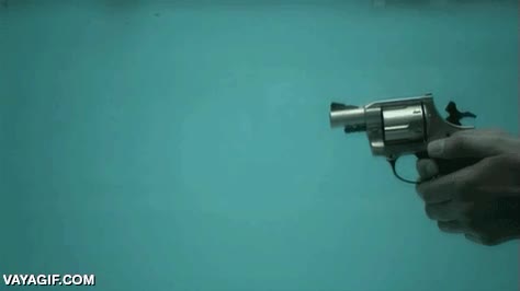 revolver,disparar,disparo,pistola,bajo el agua,slow motion