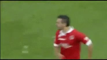 golpe,puñetazo,menuda celebración,pegar,guantazo,vaya compañero de equipo,se puede sacar tarjeta amarilla por agresion al propio equipo?