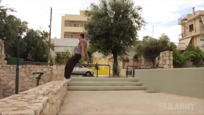 fail,se salva por poco,le saltan las zapatillas,parkour,caer