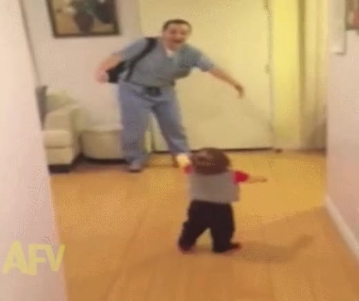 ni&ntilde;os,papa,llegar,ir a recibir,ignorar al final,vaya troll