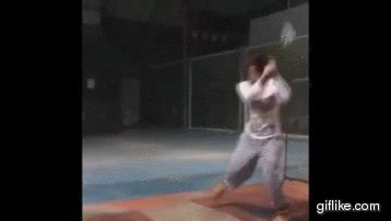 pelota,batear,hacia atr&aacute;s,de rasqui,de refilon,baseball,asustarse,sobresaltarse