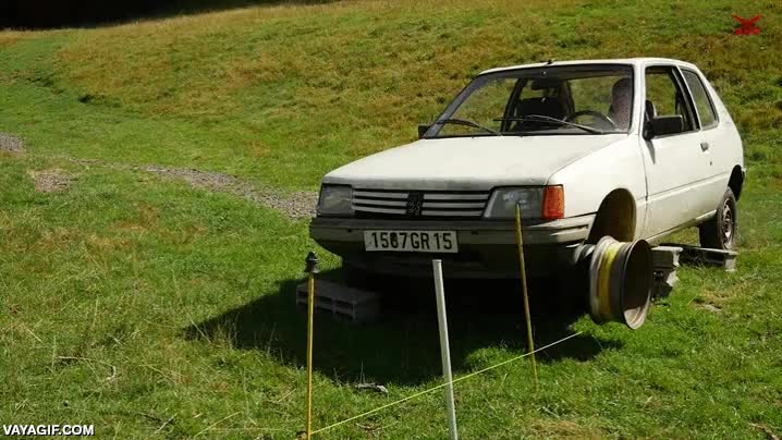 coche,viejo,estirar,saltar,rampa,lago,volar,mucha velocidad