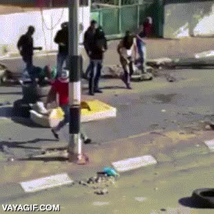 vacilada,palestino,cubo,granada,lacrimogena,manifestacion,sentarse,tapar