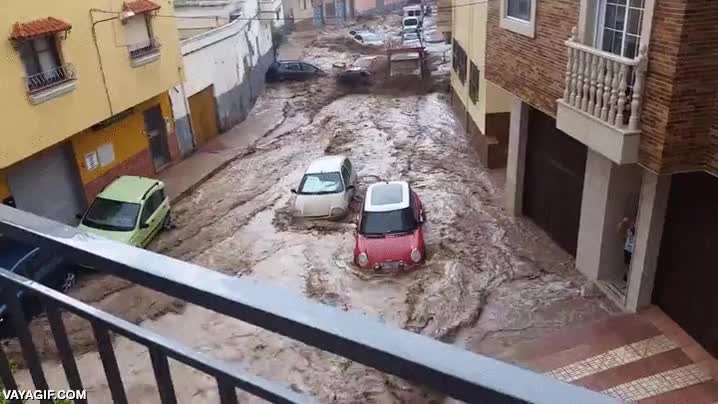 riada,torrente,arrastrar,coches,muchos daños materiales