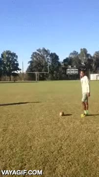 Enlace a Un chaval de instituto se marca un chutazo desde unos 50 metros y la clava