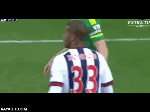 Esto sí son buenos reflejos, una demostración de fuerza y un ejemplo de deportividad salvar,caida,se podría haber hecho daño,premier league,futbol,rondon