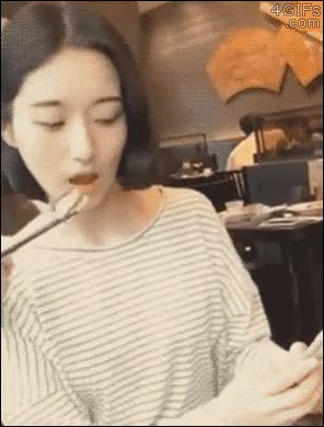 me enamoro,que tierno,beso,besito en la frente,chica,telefono,sonrisa preciosa