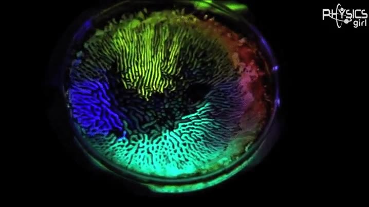 Enlace a Ferrofluido mezclado con líquido fluorescente para un efecto increíble