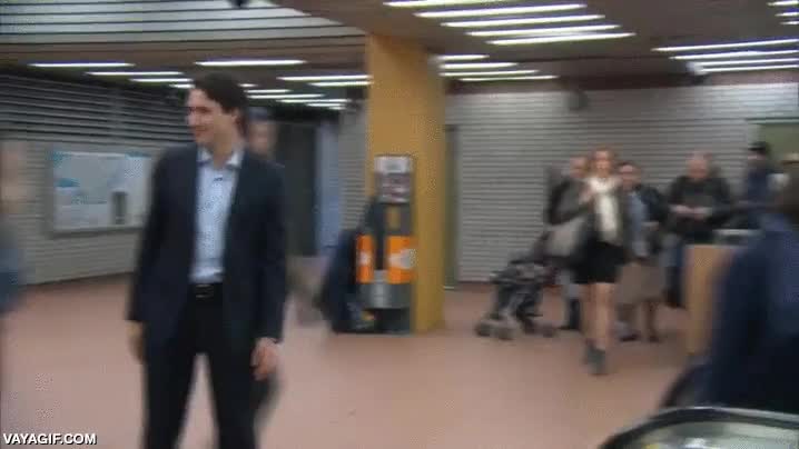 Enlace a Justin Trudeau, ganador de las elecciones canadienses, pasó la mañana en el metro dando las gracias