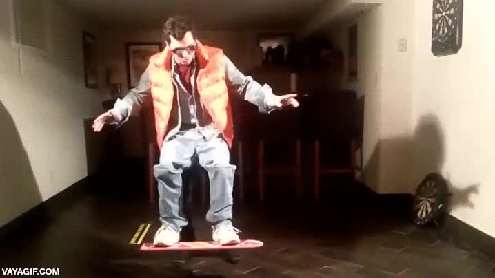 El mejor disfraz de Halloween para este año, Marty McFly encima de su monopatín flotante marty mcfly,regreso al futuro,está de actualidad,disfraz,halloween,buena idea