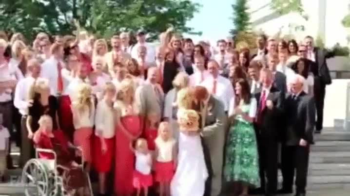 beso,muerte,más bien del desmayo,menudo beso le ha tenido que dar,boda,foto de familia