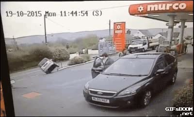 a dos ruedas,por poco no la lia,volcar,coche,gasolinera,fail