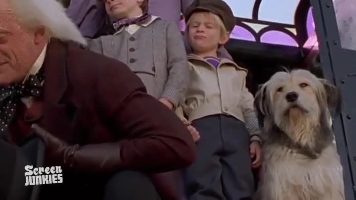 Un pequeño detalle de Regreso al futuro 3 que seguramente te pasó desapercibido regreso al futuro,back to the future,qué picaron el niño,tiene un mensaje para Marty,señalar,el perro sabe que es un niño chungo