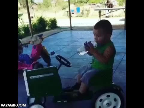 falta de coordinaci&oacute;n,no soltar la botella y poner las manos,tractor,juguete,fail,de morros,volante,comer