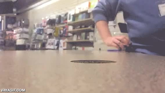 aparcao,agujero,mesa,clavado,dentro,camara lenta para a&ntilde;adir dramatismo