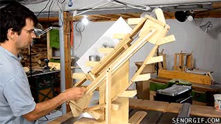 escalera,ondamania,muelle,bajar,descender,manivela,a mano